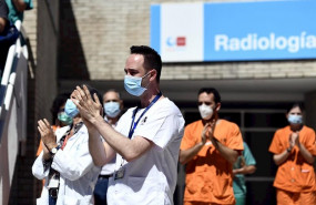 ep profesionales sanitarios del hospital gregorio maranon guardan un minuto de silencio en homenaje