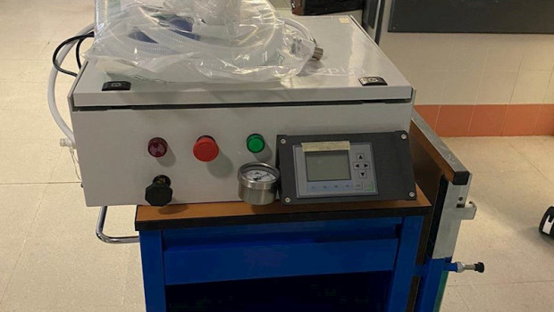 ep prototipo del respirador usado con un paciente en antequera malaga imagen de archivo