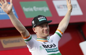 ep sam bennett celebra su victoria de etapa en la vuelta