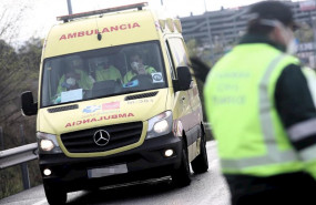 ep sanitarios del summa 112 de la comunidad de madrid totalmente protegidos conducen una ambulancia