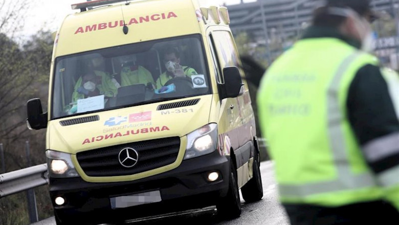 Sanitarios del SUMMA 112 de la Comunidad de Madrid totalmente protegidos conducen una ambulancia que se dirige a la entrada del recinto de IFEMA. | Eduardo Parra - Europa Press ep sanitarios del summa 112 de la comunidad de madrid totalmente protegidos conducen una ambulancia