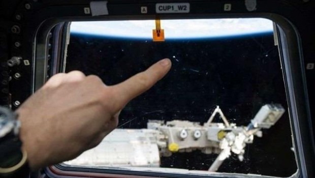 ep un sensor examinara pequenos desechos alrededorla estacion espacial