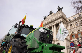 ep un tractor frente al ministerio de agricultura durante una nueva jornada de protestas de