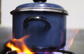 ep una olla es calentada sobre el fuego de una cocina de gas a 28 de octubre de 2021 en madrid