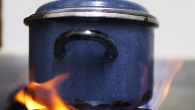 ep una olla es calentada sobre el fuego de una cocina de gas a 28 de octubre de 2021 en madrid