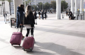 ep varias personas a las afueras del aeropuerto de palma de mallorca