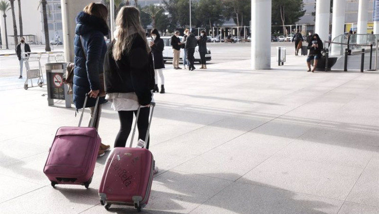 ep varias personas a las afueras del aeropuerto de palma de mallorca ep varias personas a las afueras del aeropuerto de palma de mallorca