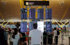 ep varias personas en el aeropuerto adolfo suarez madrid barajas