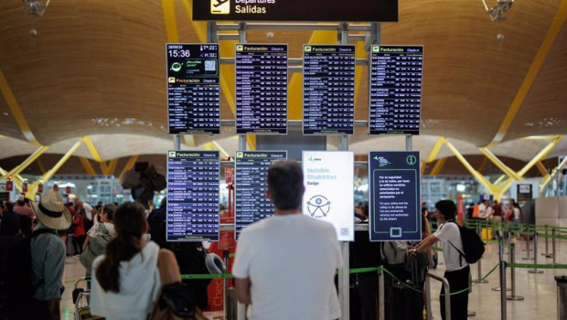 ep varias personas en el aeropuerto adolfo suarez madrid barajas