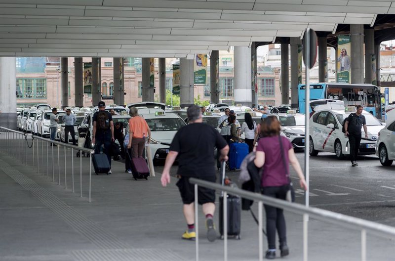 España recibe el récord de 7,2 millones de turistas en abril, que gastan un 22,7% más