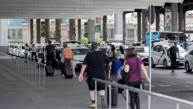 ep varias turistas a su llegada a madrid