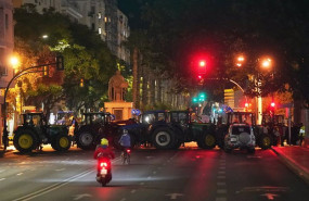 ep varios centenares de agricultores bloquean los accesos al puerto de malaga como protesta por la
