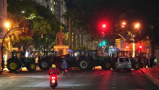 ep varios centenares de agricultores bloquean los accesos al puerto de malaga como protesta por la