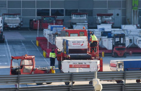 ep varios trabajadores de handling de iberia durante el ultimo dia de la huelga del servicio en el