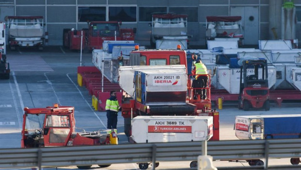 ep varios trabajadores de handling de iberia durante el ultimo dia de la huelga del servicio en el