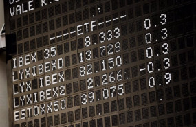 ep vista de paneles con valores bursatiles en el palacio de la bolsa a 25 de marzo de 2022 en madrid