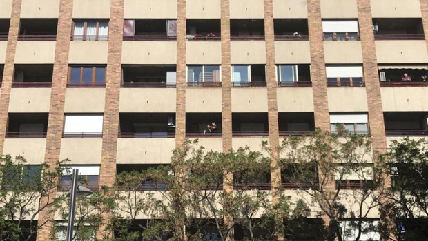 ep viviendas fachada de un edificio con arbolado delante