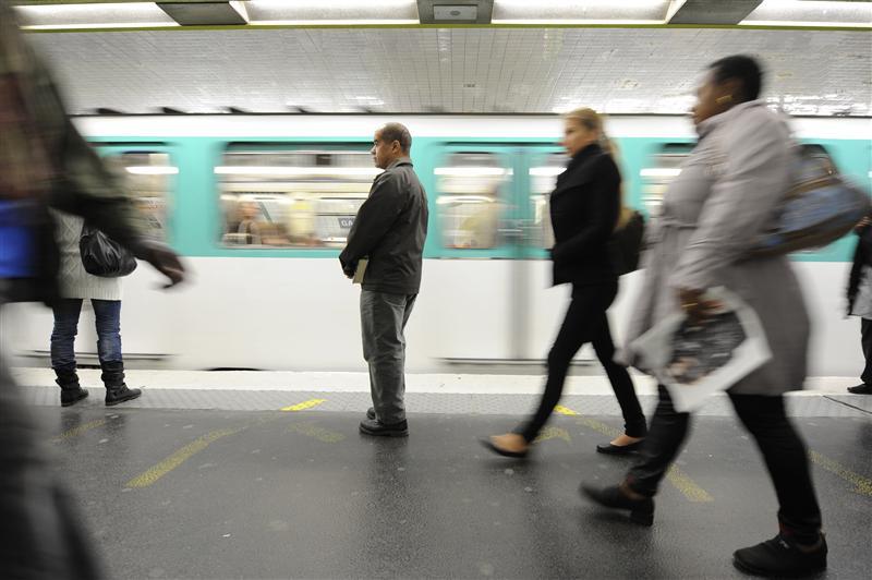 interpellation d un homme arme qui menacait des voyageurs dans le metro