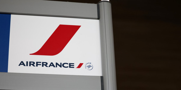 le logo de la compagnie aerienne air france a l aeroport paris charles de gaulle 