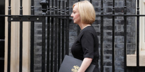 le premier ministre britannique liz truss devant le 10 downing street siege du gouvernement 