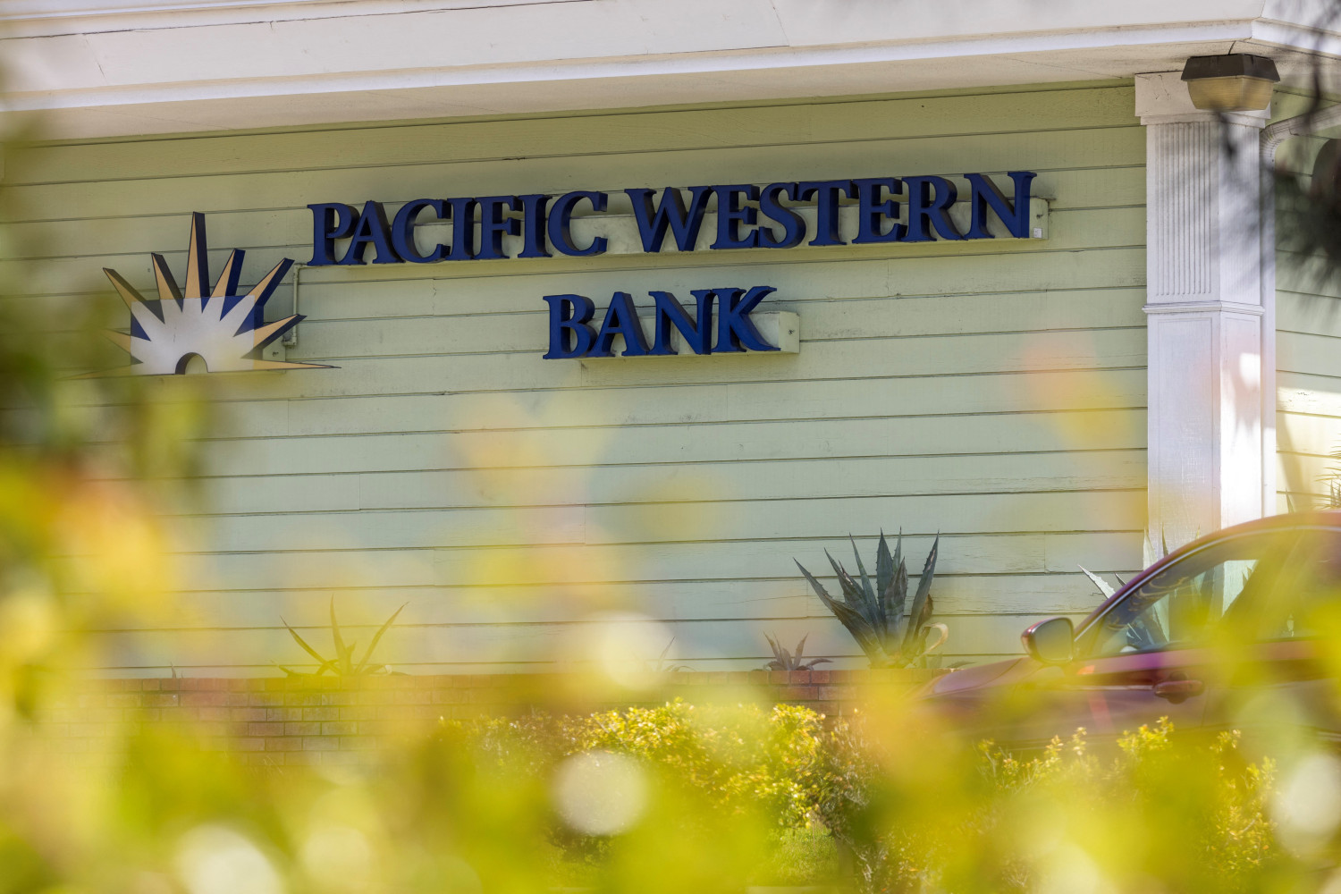 PacWest vende préstamos inmobiliarios valorados en 2.600 millones y sube en bolsa