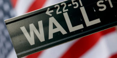 un panneau est visible devant la bourse de new york a wall street 20250127171305 