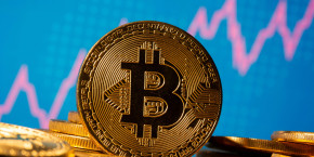 une representation de la cryptomonnaie bitcoin devant un graphique boursier 20250611090539 une representation de la cryptomonnaie bitcoin devant un graphique boursier 20250611090539