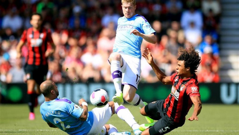 25 August 2019, England, Bournemouth: Bournemouth's Nathan Ake (R) battles for the ball with Manchester City's Kyle Walker (L) and Kevin De Bruyne during the English Premier League soccer match between A.F.C. Bournemouth and Manchester City at the Vitalit | Adam Davy/PA Wire/dpa ep 25 august 2019 england bournemouth bournemouths nathan ake r battles for the ball with manchester