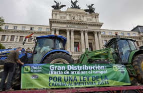 ep archivo   dos tractores sobre el remolque de un camion durante una concentracion para que las