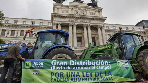ep archivo   dos tractores sobre el remolque de un camion durante una concentracion para que las