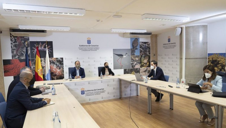 Archivo - El consejero de Transición Ecológica, Lucha contra el Cambio Climático y Planificación Territorial del Gobierno de Canarias, José Antonio Valbuena Alonso (3i), en una reunión con el CEO de la compañía productora de renovables Greenalia, Manuel G | Europa Press - Archivo ep archivo el consejero de transicion ecologica lucha contra el cambio climatico y planificacion