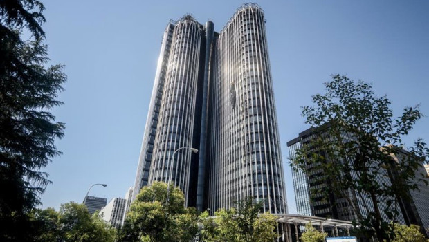 ep archivo   fachada de la torre picasso en madrid espana situada en el complejo empresarial azca