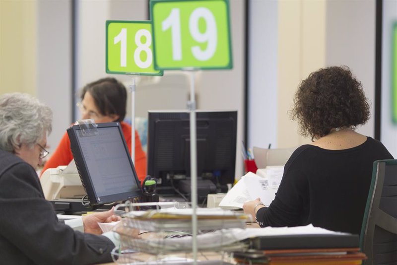 La tasa de paro de la eurozona se modera una décima y se sitúa en el 6,2% en abril