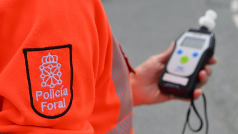 Archivo - Un agente de Policía Foral con un alcoholímetro indiciario | POLICÍA FORAL - Archivo ep archivo un agente de policia foral con un alcoholimetro indiciario