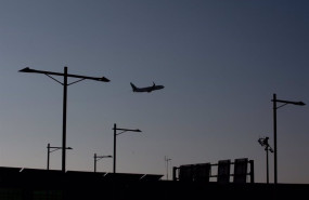 ep archivo   un avion sobrevuela el aeropuerto de barcelona el prat a 19 de noviembre de 2021 en el