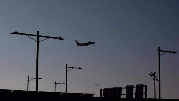 ep archivo   un avion sobrevuela el aeropuerto de barcelona el prat a 19 de noviembre de 2021 en el