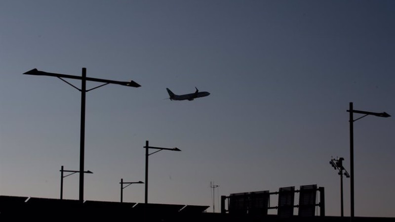 ep archivo un avion sobrevuela el aeropuerto de barcelona el prat a 19 de noviembre de 2021 en el ep archivo un avion sobrevuela el aeropuerto de barcelona el prat a 19 de noviembre de 2021 en el