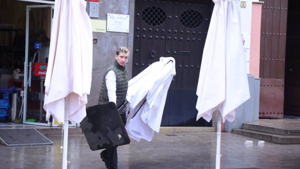 ep archivo un camarero con una sombrilla en una terraza de sevilla ep archivo un camarero con una sombrilla en una terraza de sevilla