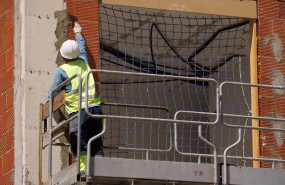 ep archivo   un obrero trabajando en un edificio en construccion