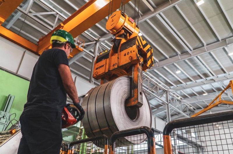 Acerinox sube tras superar pérdidas y lograr un beneficio de 77 millones en el primer semestre