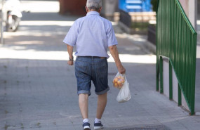 ep archivo un pensionista caminando por la calle ep archivo un pensionista caminando por la calle
