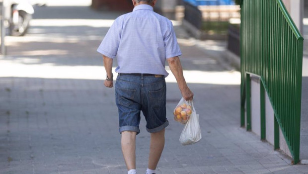 ep archivo   un pensionista caminando por la calle