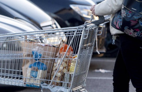 ep archivo   una mujer sale de un supermercado con un carro de la compra a 27 de diciembre de 2022