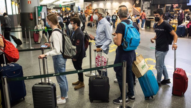 ep archivo   varias personas en las instalaciones de la estacion de atocha