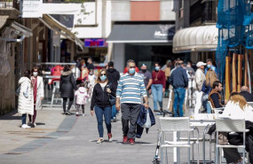 ep archivo   varias personas pasean por una centrica calle de sanxenxo