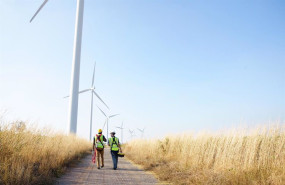ep archivo   wide perspective of wind turbine engineers walking with coworker in wind farms
