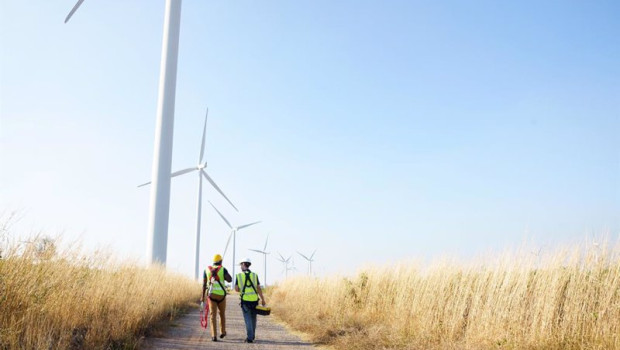 ep archivo   wide perspective of wind turbine engineers walking with coworker in wind farms