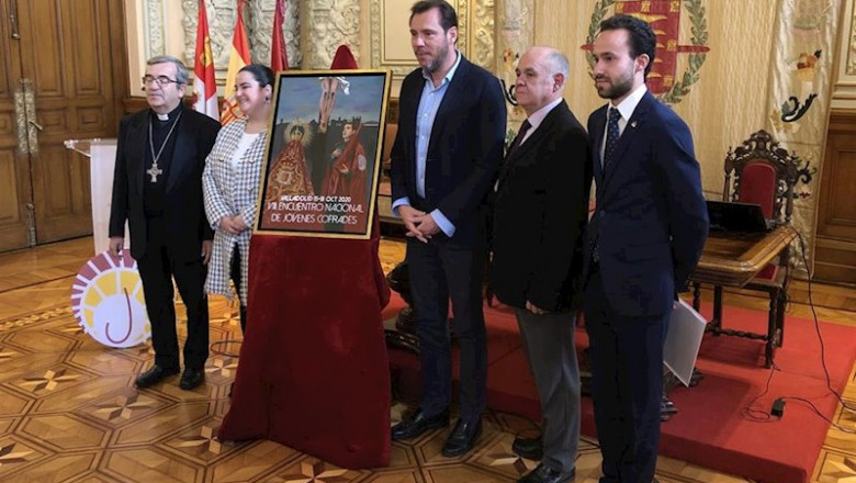 ep autoridades presentan el viii johc junto al cartel del mismo obra de la sevillana isabel santiago