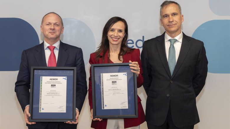 Beatriz Corredor, presidenta de Redeia, y Rafael García Meiro, CEO de Aenor, recibe la máxima calificación en la certificación de Buen Gobierno Corporativo de AENOR y se convierte en la primera empresa a la que certifica su canal ético | REDEIA ep beatriz corredor presidenta de redeia y rafael garcia meiro ceo de aenor recibe la maxima