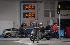 ep cartel de precios en una gasolinera a 4 de marzo de 2026 en barcelona catalunya espana